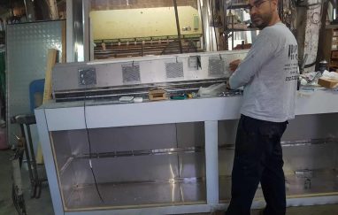 טכנאי קירור מוסמך במהלך התקנת חדר קירור - אייסמן